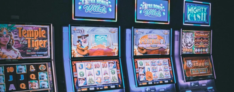Bàn Blackjack nỉ xanh với lá Át và lá K tạo thành 21, kèm chip cược và dòng chữ tỷ lệ chi trả 3 ăn 2